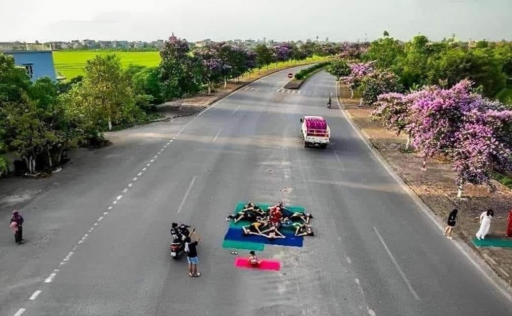 Hình ảnh nhóm người tập yoga giữa đường, tiềm ẩn nguy cơ mất an toàn giao thông ở huyện Kiến Xương, tỉnh Thái Bình            Ảnh: Mạng xã hội