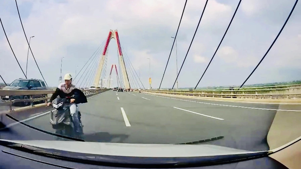 Khởi tố nam thanh niên sau khi uống rượu đi xe máy ngược chiều trên cầu Nhật Tân