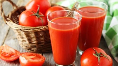 Những ai không nên uống nước ép cà chua?