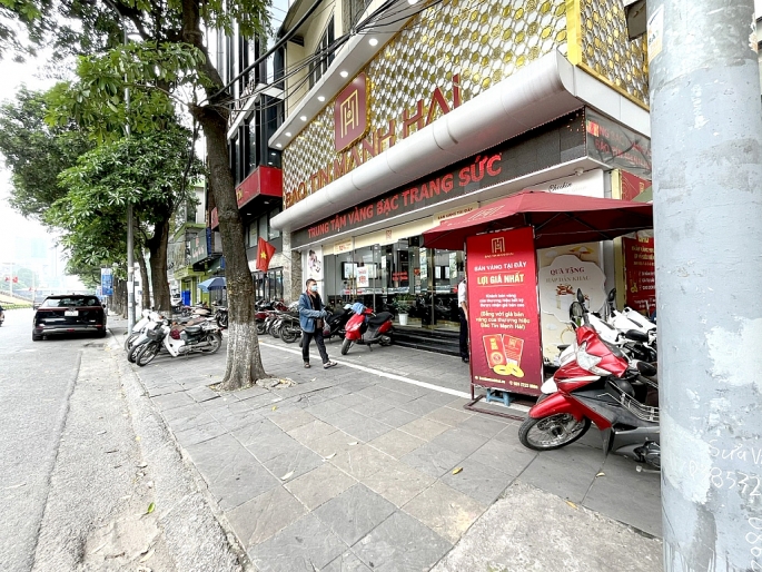 Một cửa hàng vàng trên đường Trần Duy Hưng           Ảnh: N.D
