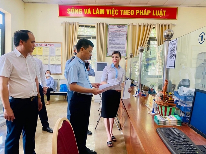 Đoàn công tác do Bí thư Huyện ủy Sóc Sơn làm Trưởng đoàn làm việc với UBND xã Quang Tiến, chị Hợp giới thiệu tại Bộ phận “Một cửa” của xã. Ảnh: B.D