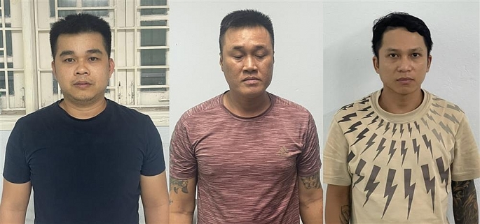 Nguyễn Tấn Công (ngoài cùng bên trái), Nguyễn Thanh Xuân (giữa) và Đặng Ngọc Hiếu bị bắt giữ. Ảnh: CQCA