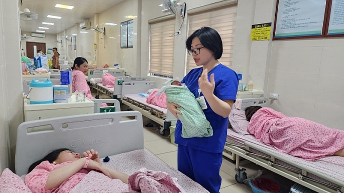 Bác sĩ Dương Thị Trà Giang tận tình hướng dẫn sản phụ chăm sóc trẻ sơ sinh. Ảnh: NVCC