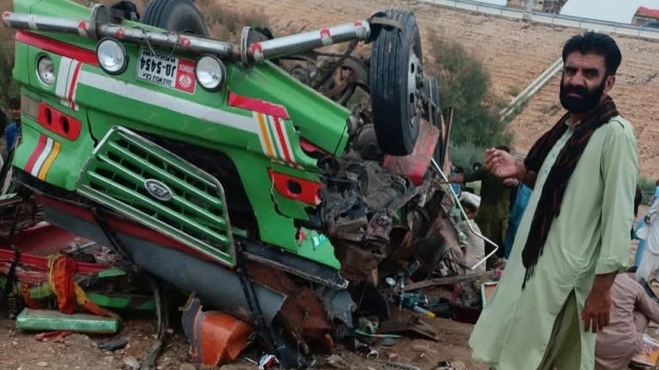 Xe chở khách tông trúng xe tải khiến 11 người tử vong