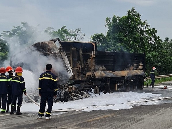 Vĩnh Phúc: va chạm ô tô xe tải, một chiếc xe đầu kéo cháy rụi