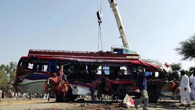 Xe buýt bị lật khiến 20 người tử vong
