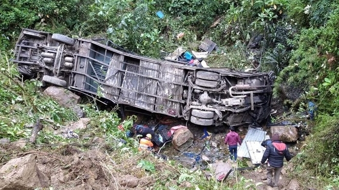Xe buýt gặp nạn lúc rạng sáng khiến 29 người tử vong