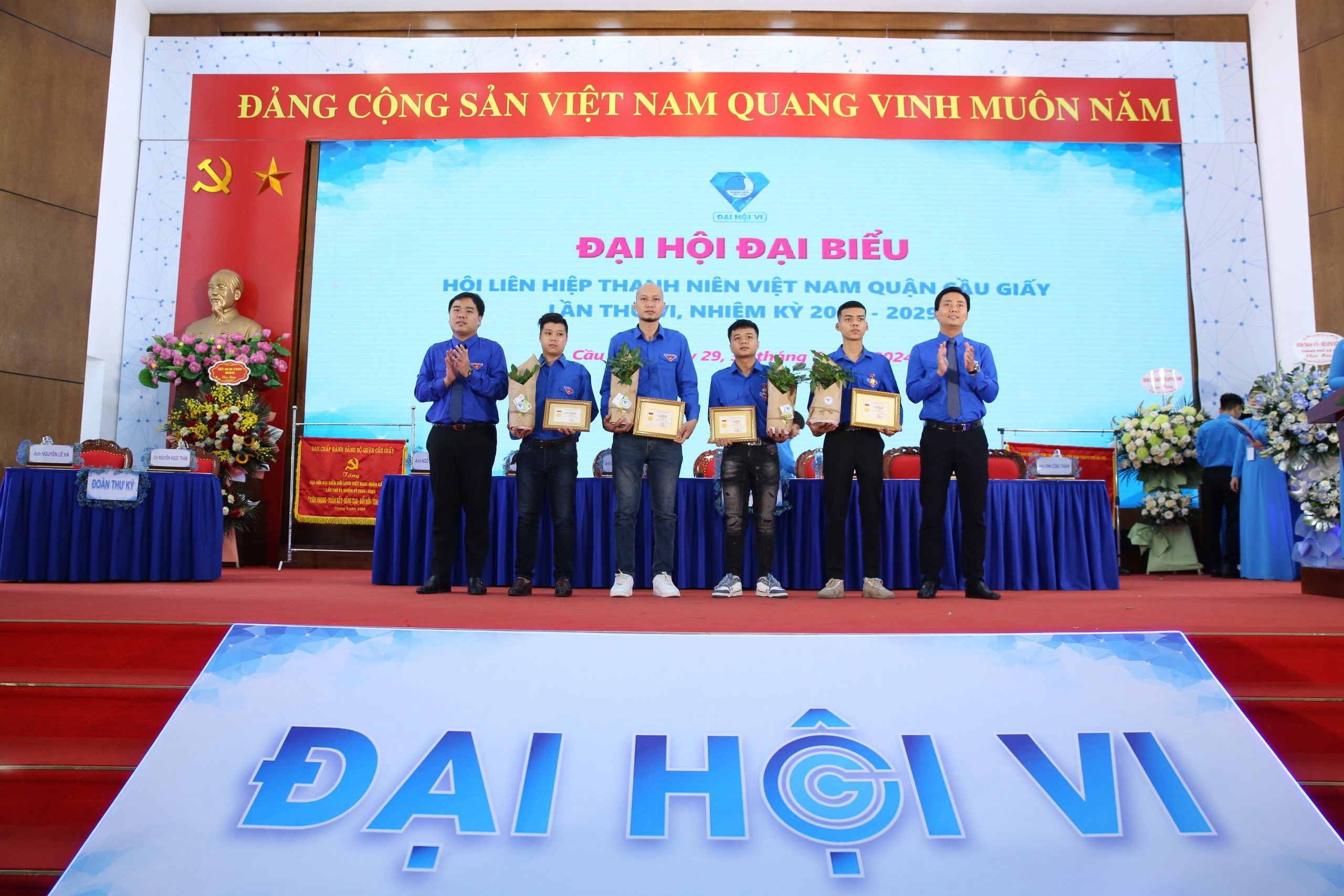 Trao tặng Huy hiệu Tuổi trẻ dũng cảm cho 4 thanh niên đập tường cứu người tại Hà Nội