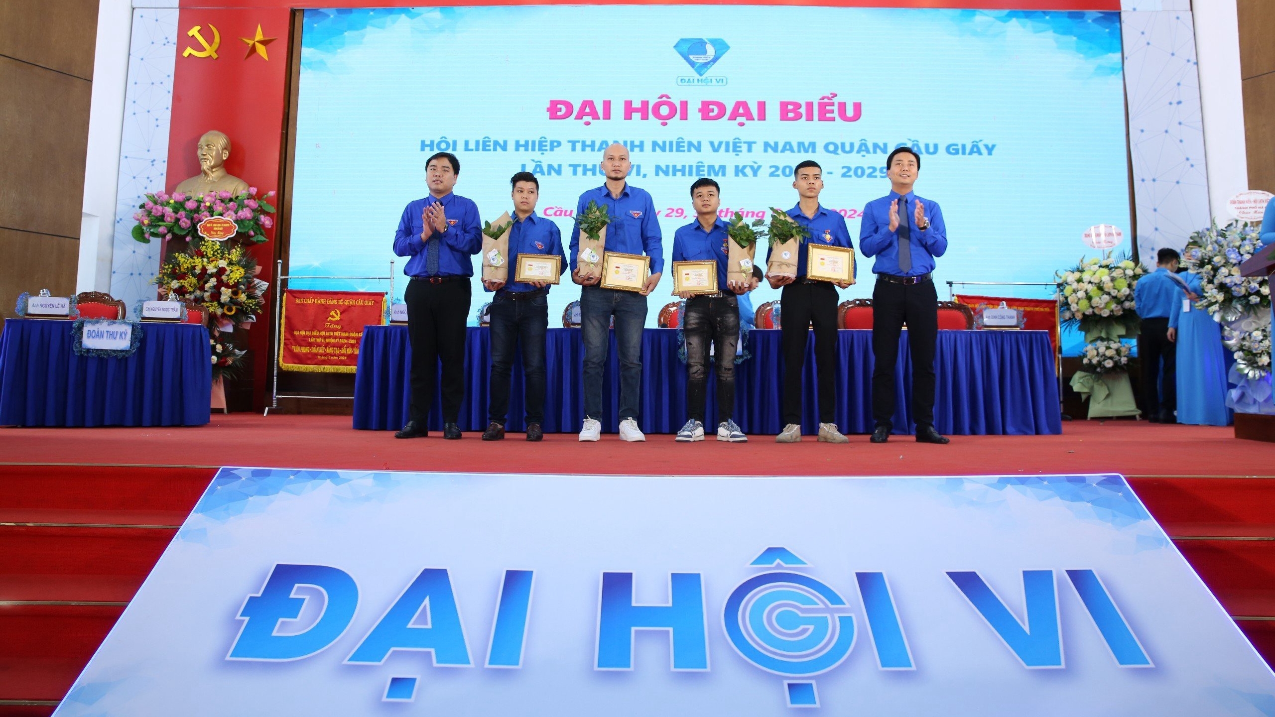Trao tặng Huy hiệu Tuổi trẻ dũng cảm cho 4 thanh niên đập tường cứu người tại Hà Nội
