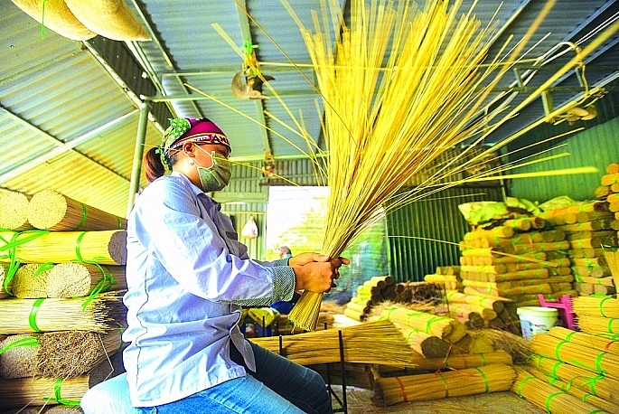 NLĐ đang thi công từng công đoạn tại làng hương Quảng Phú Cầu, huyện Ứng Hòa, Hà Nội.          Ảnh: Khánh Huy