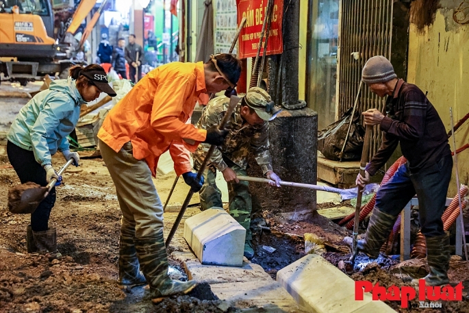 Công nhân thi công phố đi bộ Trúc Bạch, quận Ba Đình, Hà Nội        Ảnh: Khánh Huy