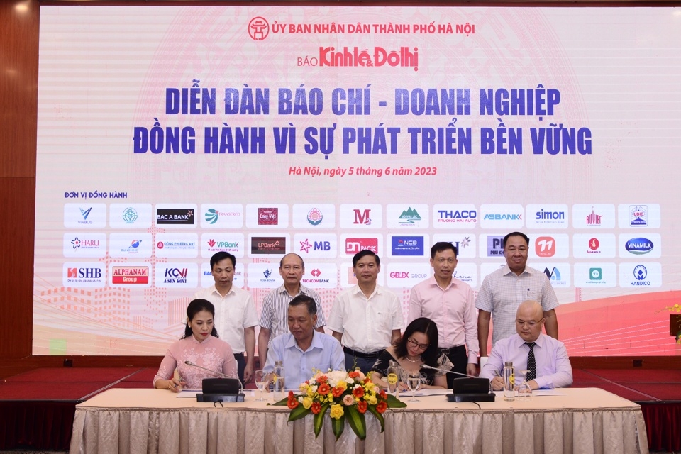 Lễ ký kết biên bản hợp tác tại Diễn đàn ''Báo chí - Doanh nghiệp đồng hành vì sự phát triển bền vững” năm 2023 do Báo Kinh tế & Đô thị tổ chức tại Hà Nội. Ảnh: Phạm Hùng