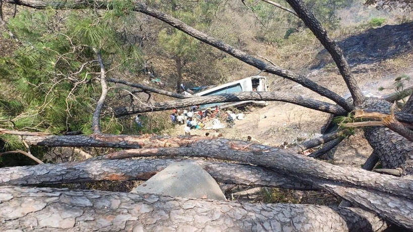 Xe buýt chở khoảng 70 hành khách gặp nạn khiến 21 người tử vong