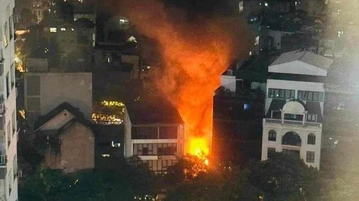 Cháy lớn quán ăn đêm ở Hà Nội, nhiều người hoảng loạn tháo chạy