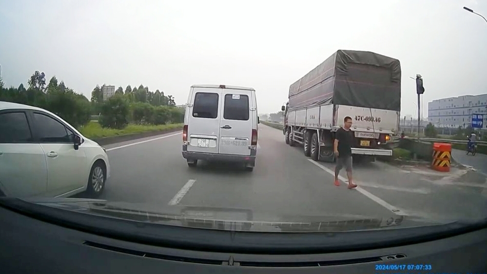 Một tài xế có hành vi nguy hiểm trên cao tốc Hà Nội- Bắc Giang