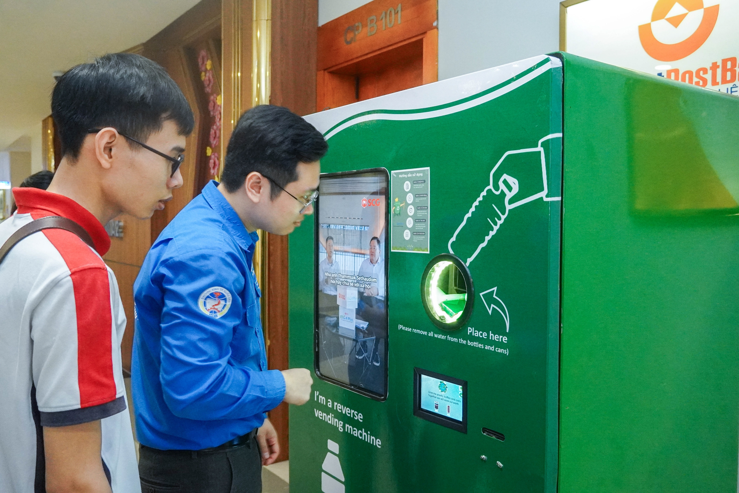 Sinh viên Hà Nội chế tạo máy phân loại rác tự động