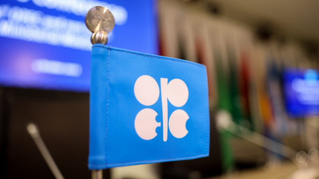 OPEC+ gia hạn cắt giảm sản lượng dầu thô đến năm 2025