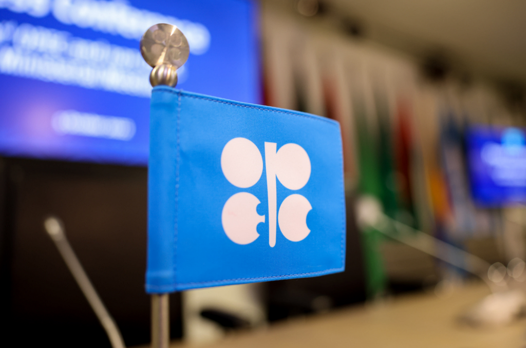 OPEC+ gia hạn cắt giảm sản lượng dầu thô đến năm 2025