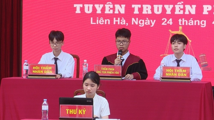 Huyện Đông Anh, Hà Nội tổ chức tuyên truyền pháp luật cho học sinh theo mô hình Phiên tòa giả định. 	Ảnh: Bạch Dương