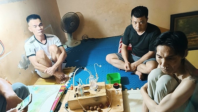 Anh trai bán ma túy và cùng em ruột “phê” tại nhà...