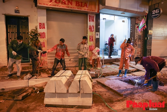 Người lao động làm việc xuyên đêm để thi công đường Trúc Bạch. Ảnh: Khánh Huy