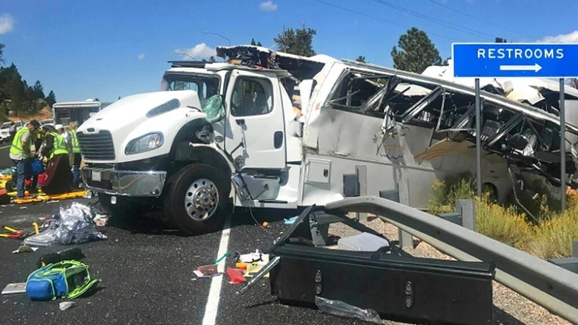 Xe tải gây tai nạn liên hoàn khiến 14 người tử vong