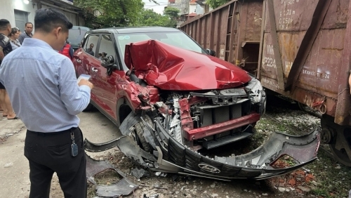 Ô-tô đỗ gần đường ray bị tàu hỏa tông: trách nhiệm pháp lý ra sao?