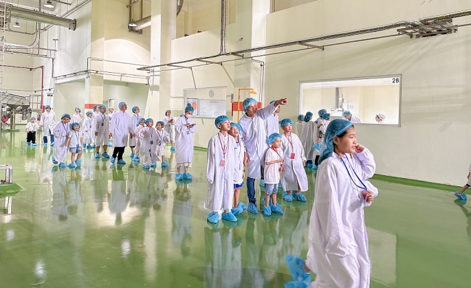 Chuyến tham quan Nhà máy sữa bột Việt Nam là một trải nghiệm rất đặc biệt của các bạn nhỏ