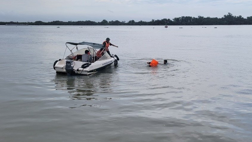 Lật vỏ lãi trên sông Đồng Nai trong mưa lớn cứu sống hai người, một người đang mất tích