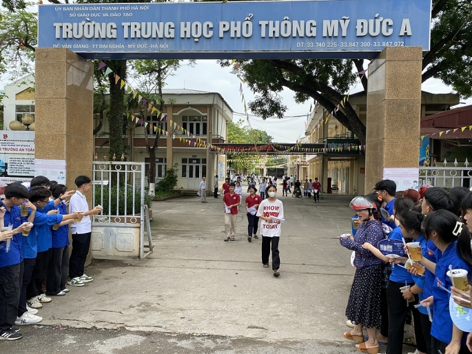 : Các học sinh tại điểm thi Trường THPT Mỹ Đức A ra về sau khi hoàn thành bài thi môn Ngữ văn. Ảnh: Văn Biên