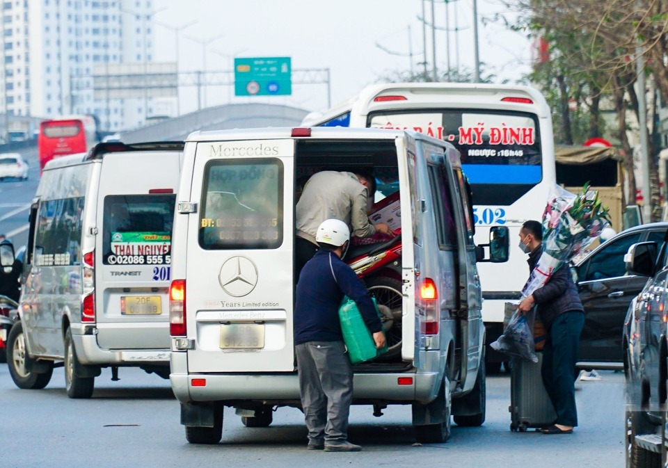 Xe vi phạm dừng đỗ đón khách trên đường Phạm Văn Đồng. Ảnh: Hữu Thắng