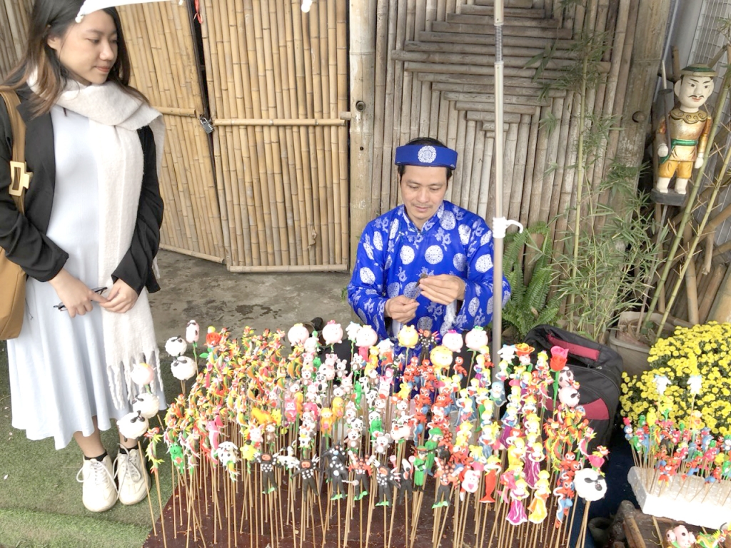 Nghệ nhân Nguyễn Văn Thành tại  xã Phượng Dực, huyện Phú Xuyên, Hà Nội    Ảnh: Hải Anh