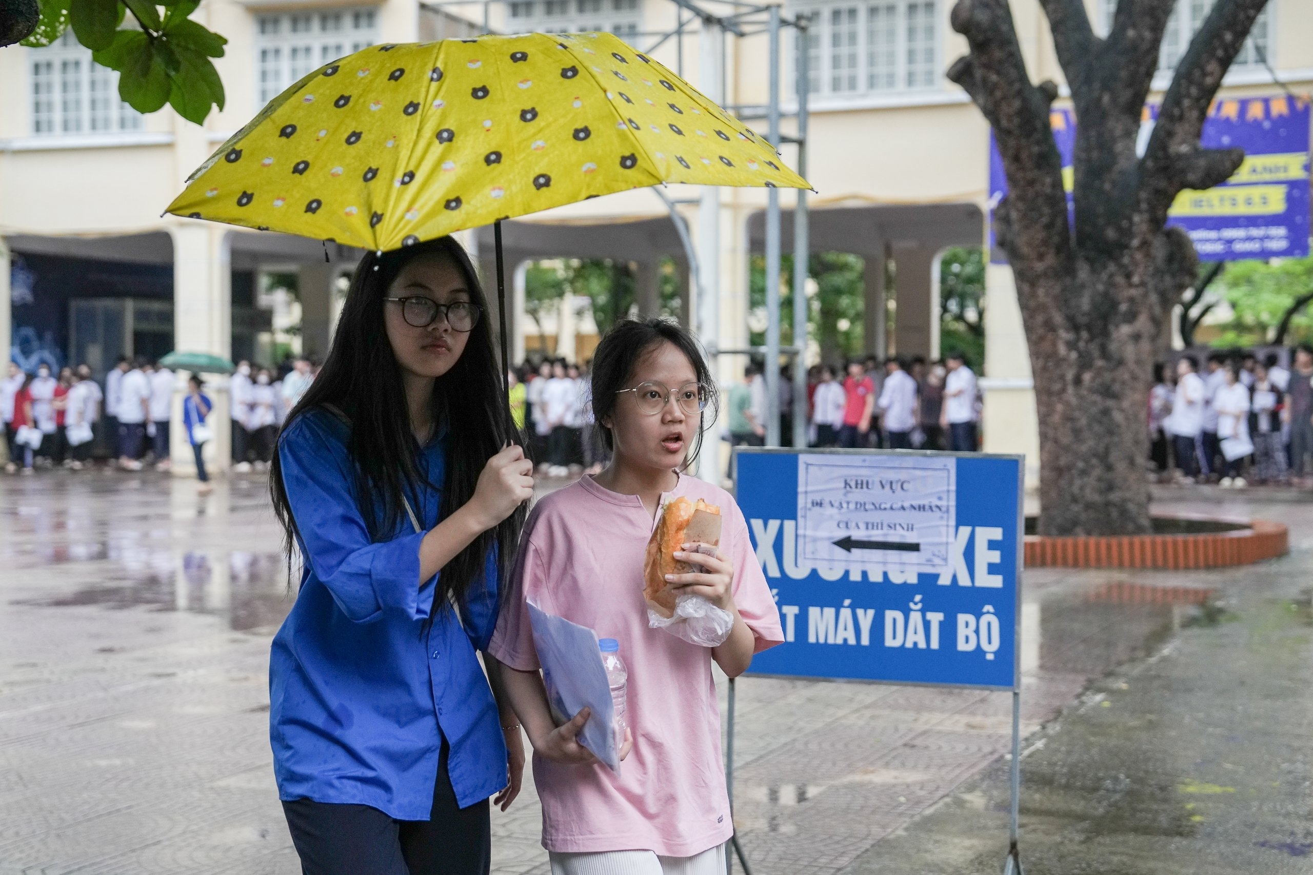 Hơn 105.000 sĩ tử Hà Nội "đội mưa" trong môn thi cuối cùng