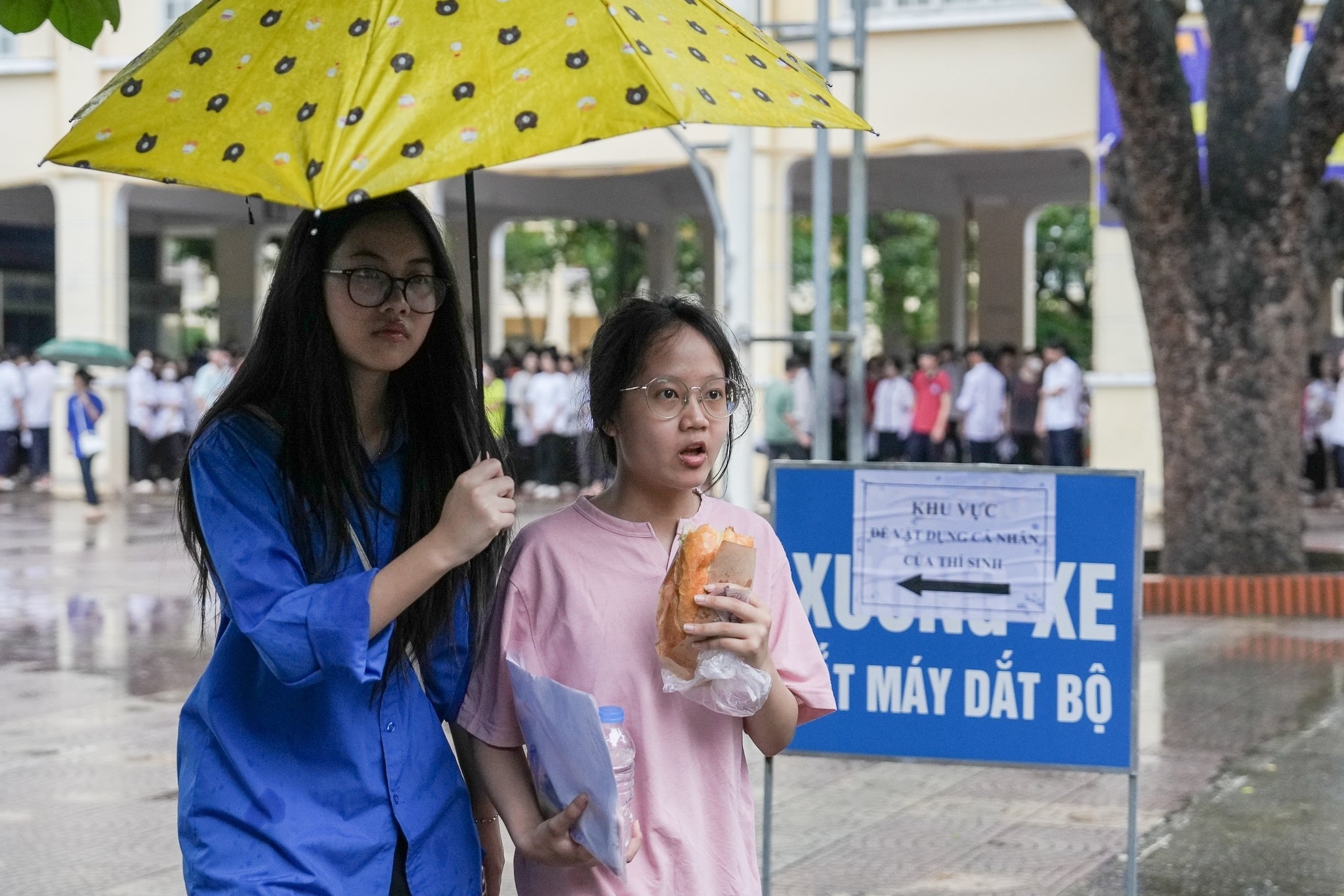 Hơn 105.000 sĩ tử Hà Nội "đội mưa" quyết tâm chinh phục môn thi cuối cùng