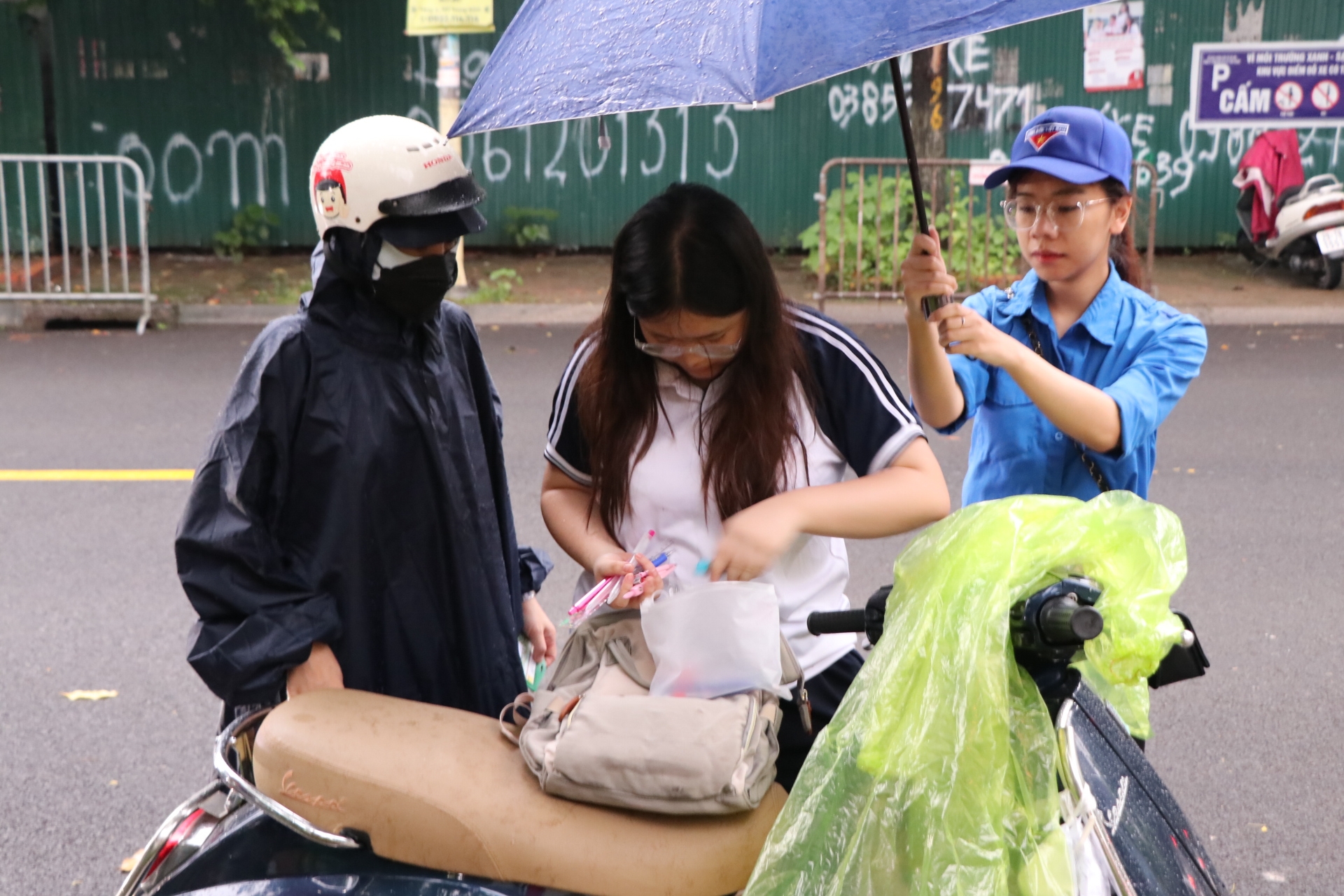 Hơn 105.000 sĩ tử Hà Nội "đội mưa" trong môn thi cuối cùng
