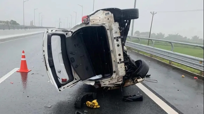 Ô tô con gặp nạn trên cao tốc Hải Phòng - Móng Cái, tài xế văng khỏi xe tử vong