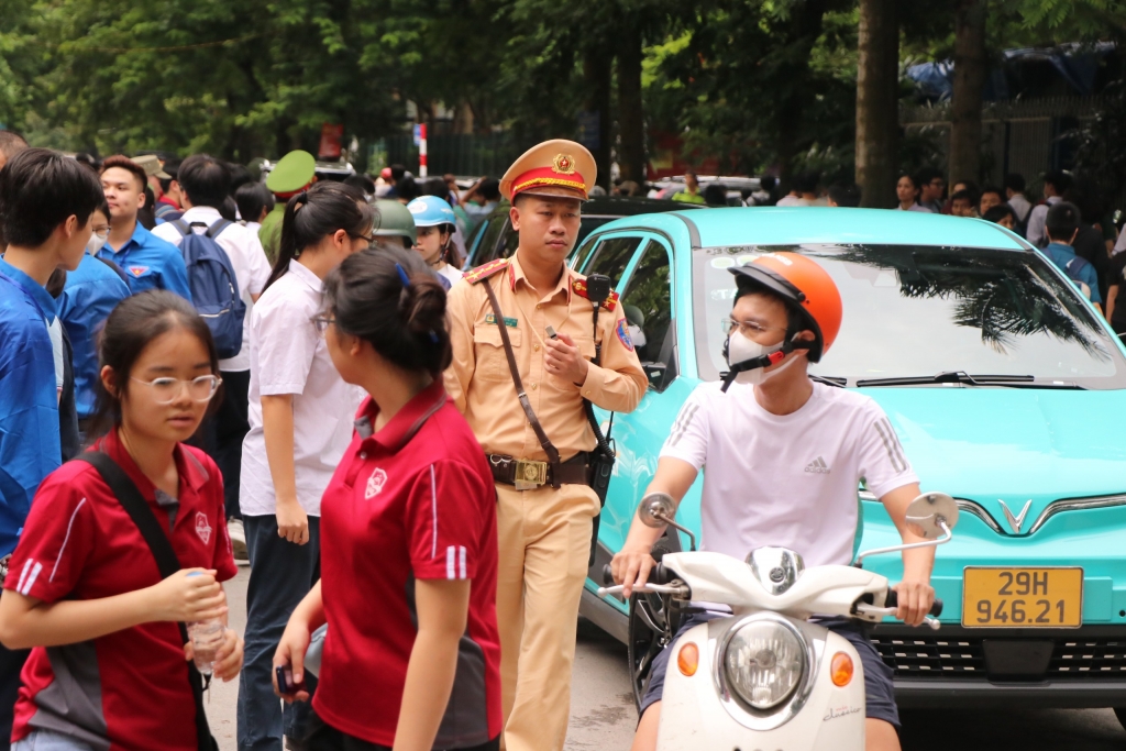 Các chiến sĩ cảnh sát giao thông dốc lòng hỗ trợ thí sinh mùa thi