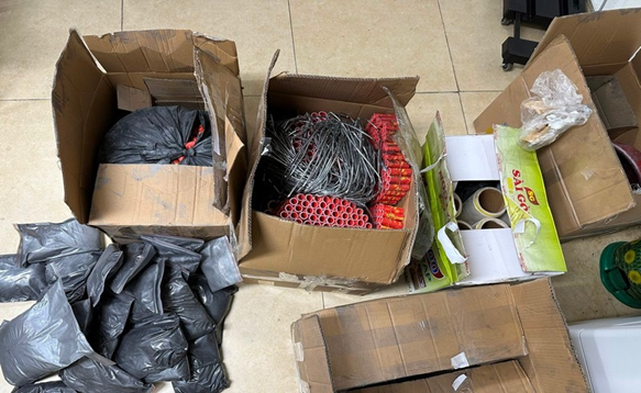 Vật tư để đối tượng sản xuất, buốn bán pháo nổ. Ảnh: CQCA