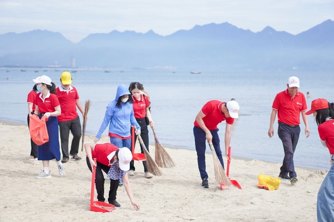 Gần 1.000 cán bộ, nhân viên SeABank ra quân làm sạch bờ biển tại 11 tỉnh thành, hướng tới phát triển bền vững