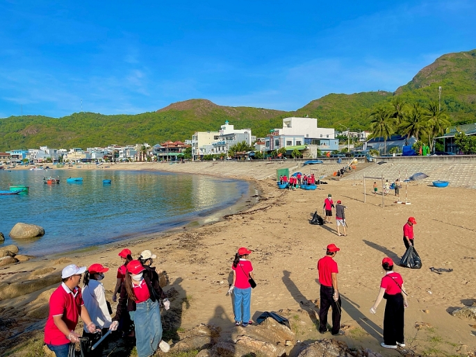 Gần 1.000 cán bộ, nhân viên SeABank ra quân làm sạch bờ biển tại 11 tỉnh thành, hướng tới phát triển bền vững