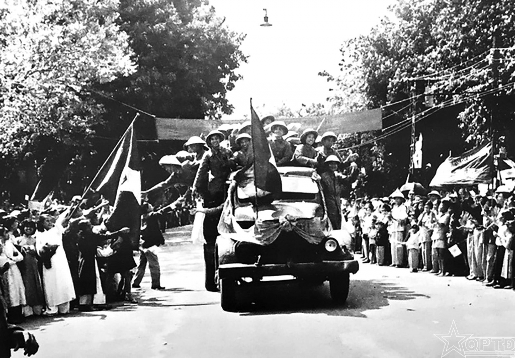 Ngày 10/10/1954, Thủ đô Hà Nội hân hoan đón chào những người con chiến thắng trở về     ẢNH: QĐND