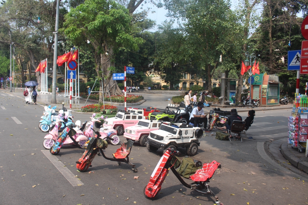 Một góc phố Đinh Tiên Hoàng – Lê Thạch các hộ kinh doanh xe điện trẻ em tràn xuống lòng phố đi bộ. Ảnh: MỘC MIÊN