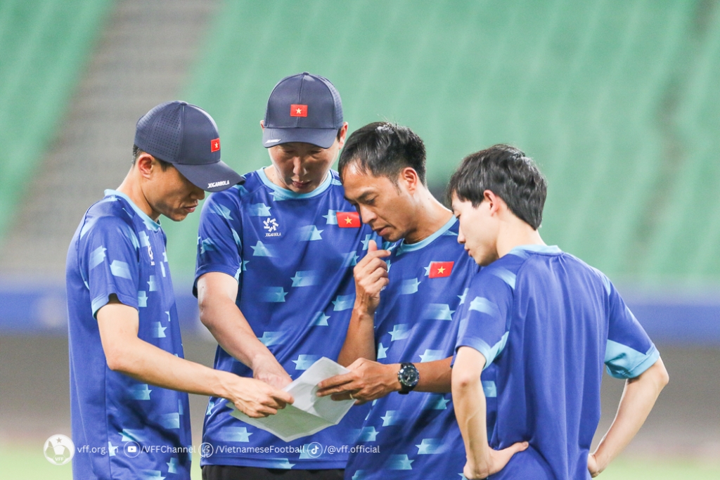 HLV Kim Sang Sik và các trợ lý sẽ nỗ lực tìm ra đấu pháp hợp lý trong trận đấu sắp tới. (Ảnh: VFF)
