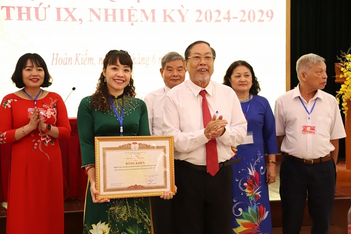 Chủ tịch Hội Luật gia Thành phố Hà Nội Nguyễn Hồng Tuyến tặng Bằng khen cho Chủ tịch Hội Luật gia quận Hoàn Kiếm Ngô Hồng Thuỷ