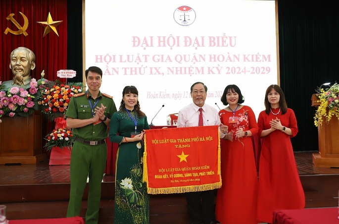 Hội Luật gia Thành phố Hà Nội tặng bức trướng cho Hội Luật gia quận Hoàn Kiếm