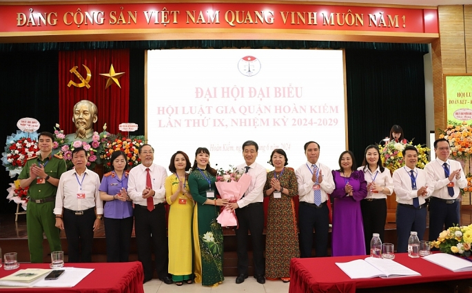 Lãnh đạo quận Hoàn Kiếm tặng hoa chúc mừng Ban chấp hành Hội Luật gia quận Hoàn Kiếm nhiệm kỳ 2024-2029