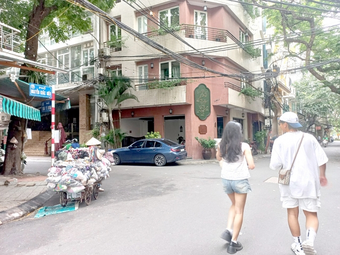Hình ảnh hàng rong trên phố ẩm thực kết hợp với đi bộ Đảo Ngọc – Ngũ Xã (quận Ba Đình) Ảnh: Mộc Miên