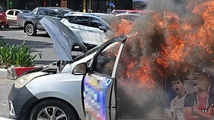 Ô tô bất ngờ bốc cháy dữ dội khi đang chạy trên đường phố Hà Nội