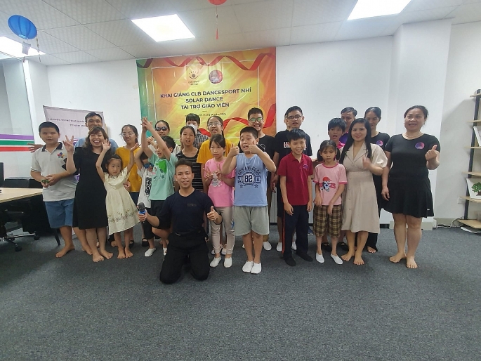 Thầy và trò trong “Lễ khai giảng lớp Khiêu vũ thể thao dành cho các học viên khiếm thị nhí” tại Hà Nội ngày 10/6. Ảnh: Mộc Miên