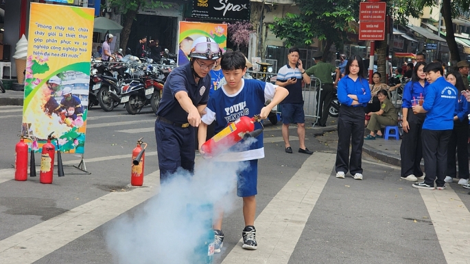 Tuyên truyền, trải nghiệm, thực hành chữa cháy và cứu nạn cứu hộ